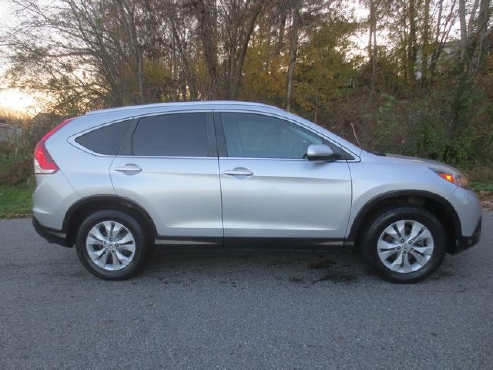 2014 Silver /Black Honda CR-V EX-L 4WD 5-Speed AT (2HKRM4H70EH) with an 2.4L L4 DOHC 16V engine, 5-Speed Automatic transmission, located at 270 US Route 6, Mahopac, NY, 10541, (845) 621-0895, 41.349022, -73.755280 - Photo #11